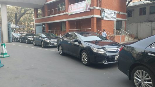 সচিবালয়ে প্রবেশ করেছে নতুন মন্ত্রিসভার সদস্যদের জন্য প্রস্তুত ৪৫ গাড়ি।