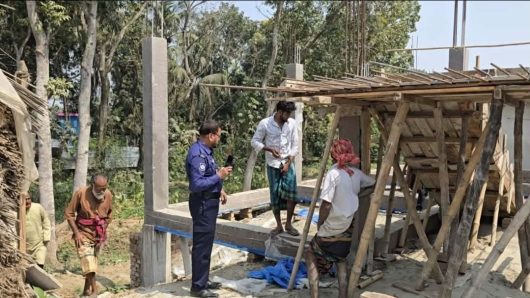 সাঁথিয়ায় আদালতের আদেশ অমান্য করে পাকা ভবন নির্মাণের অভিযোগ