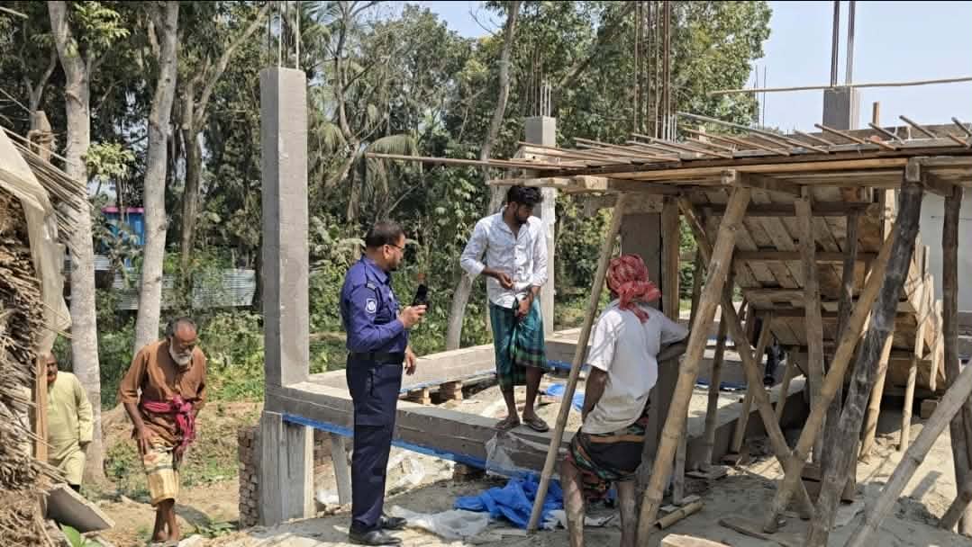 সাঁথিয়ায় আদালতের আদেশ অমান্য করে পাকা ভবন নির্মাণের অভিযোগ