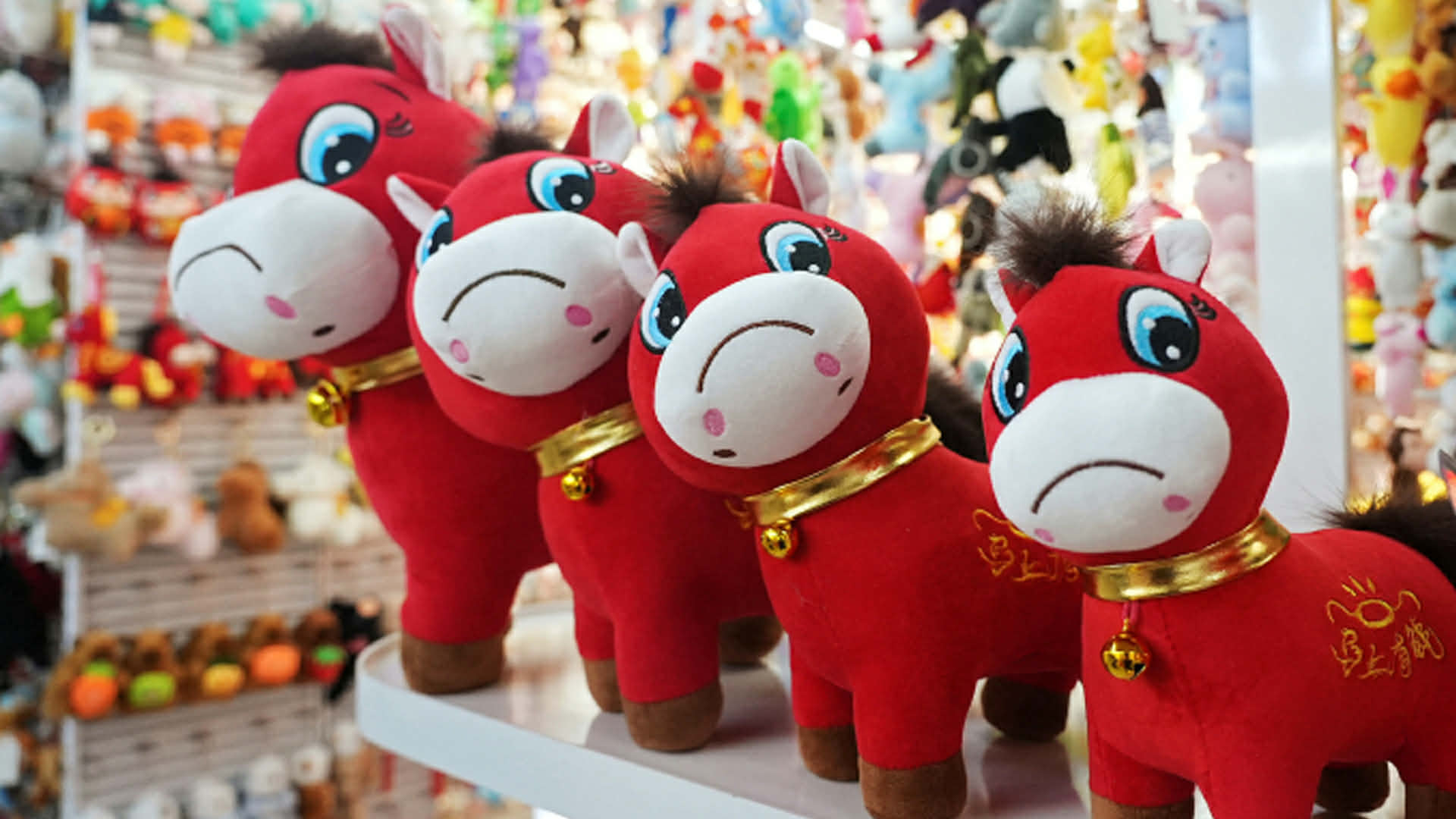 ভুলে তৈরি ভাইরাল খেলনা: চীনা নববর্ষের আগে আলোচনায় ‘কান্নারত ঘোড়া