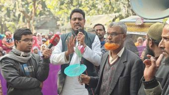 প্রতিশ্রুতির বাইরে দাঁড়িয়ে ভোটাররা