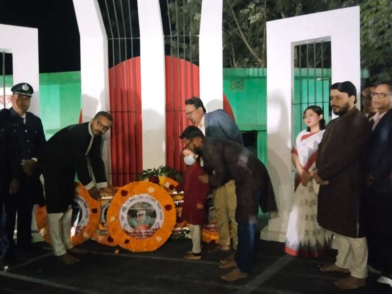 ফরিদপুরে আন্তর্জাতিক মাতৃভাষা দিবসে পূস্পস্তবক অর্পণ