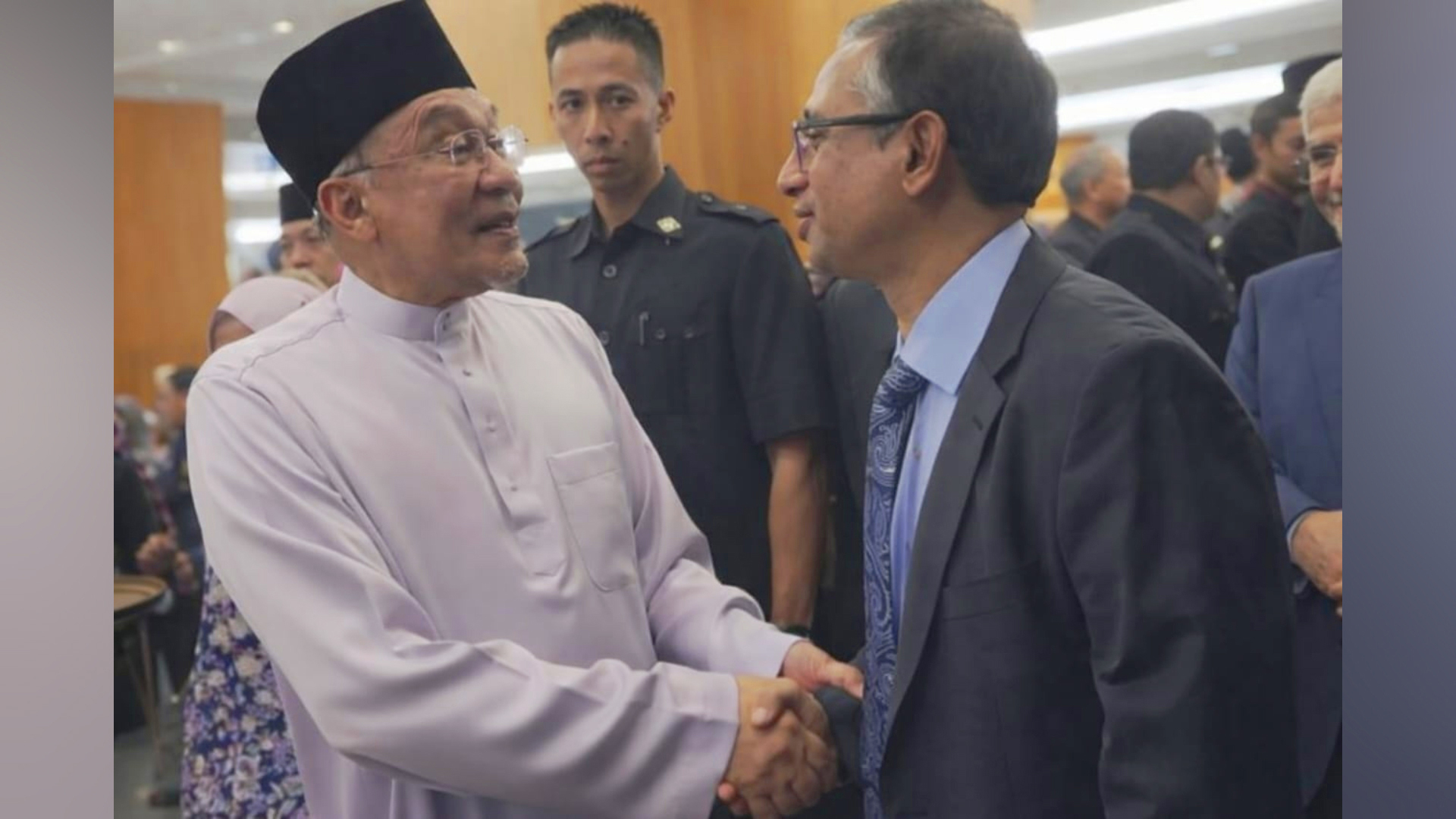 মালয়েশিয়ার প্রধানমন্ত্রীর সঙ্গে বাংলাদেশের হাইকমিশনারের সৌজন্য সাক্ষাৎ।