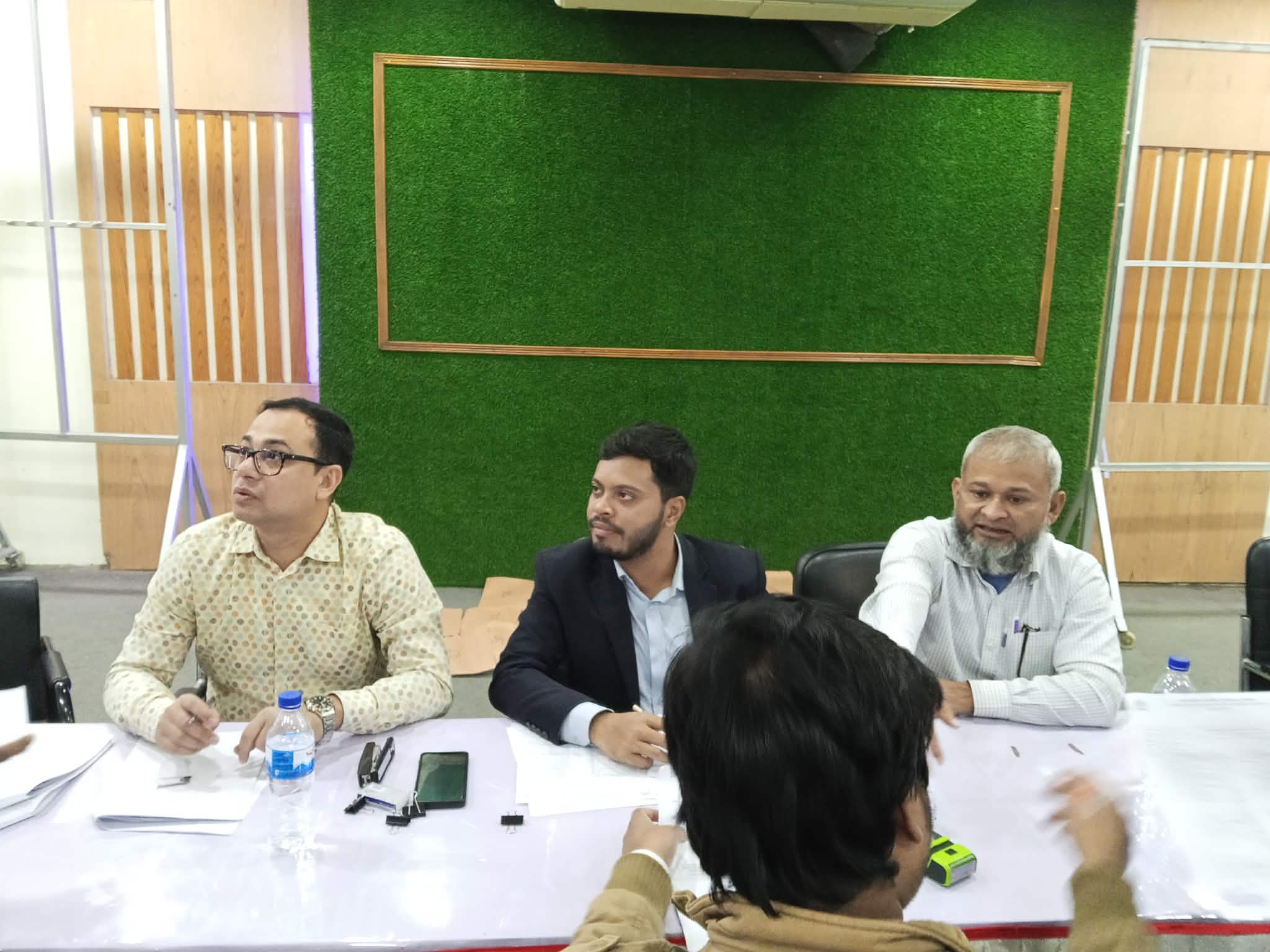 আশুগঞ্জ উপজেলা ভোট কে‌ন্দ্রে নির্বাচনী সরঞ্জাম বিতরণ।