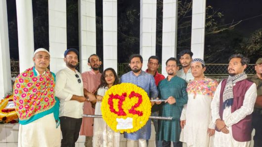 একুশের ভোরে কালো ব্যাজ ধারণ করে আশুগঞ্জ উপজেলা এনসিপি-র পুষ্পার্ঘ্য অর্পণ ও শ্রদ্ধা জ্ঞাপন।