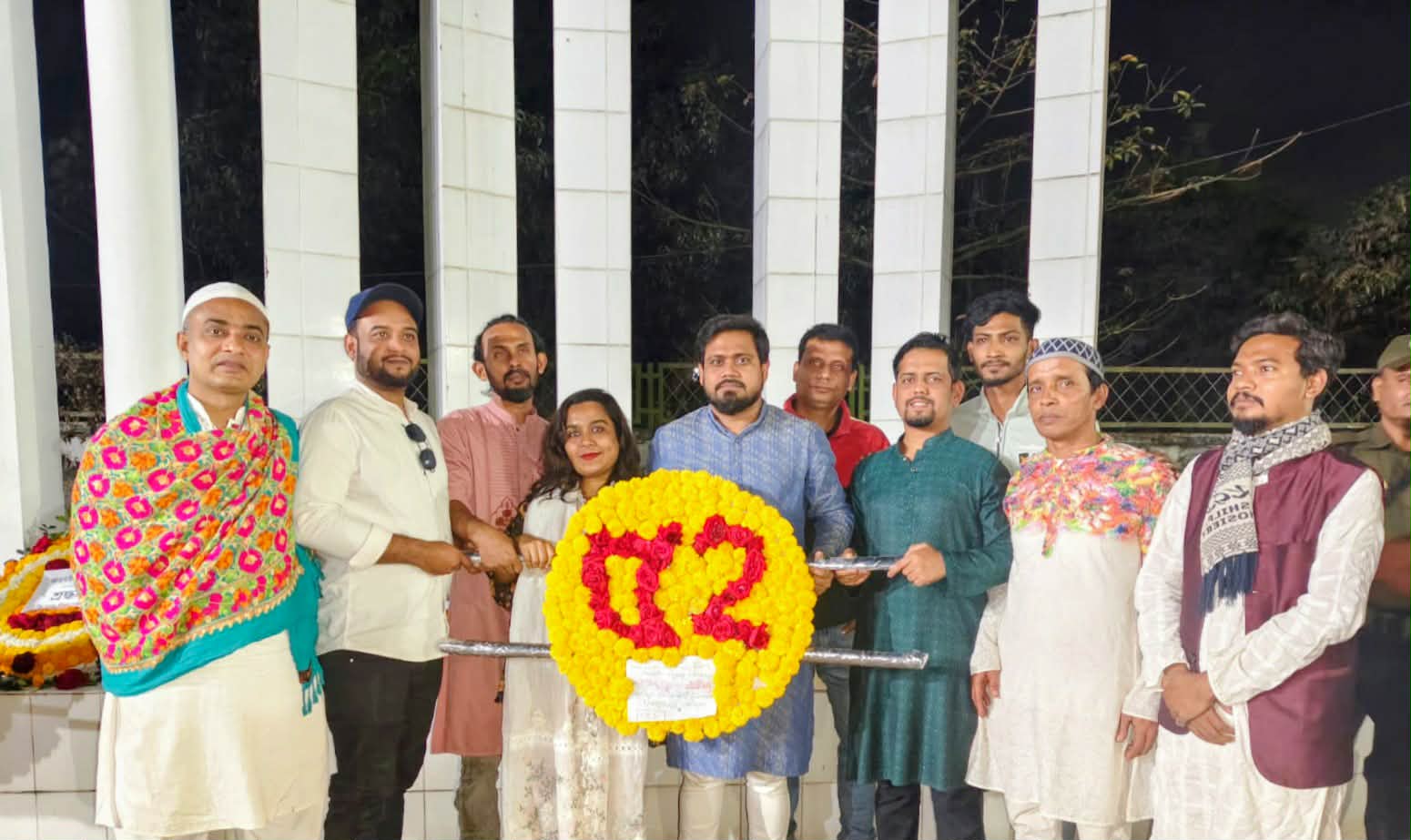 একুশের ভোরে কালো ব্যাজ ধারণ করে আশুগঞ্জ উপজেলা এনসিপি-র পুষ্পার্ঘ্য অর্পণ ও শ্রদ্ধা জ্ঞাপন।