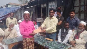 মনপুরার বাংলা বাজার অগ্নিকান্ডে ক্ষতি-গ্রস্থ ব্যবসায়ীদের মাঝে কোস্ট ফাউন্ডেশনের অর্থসহায়তা প্রদান