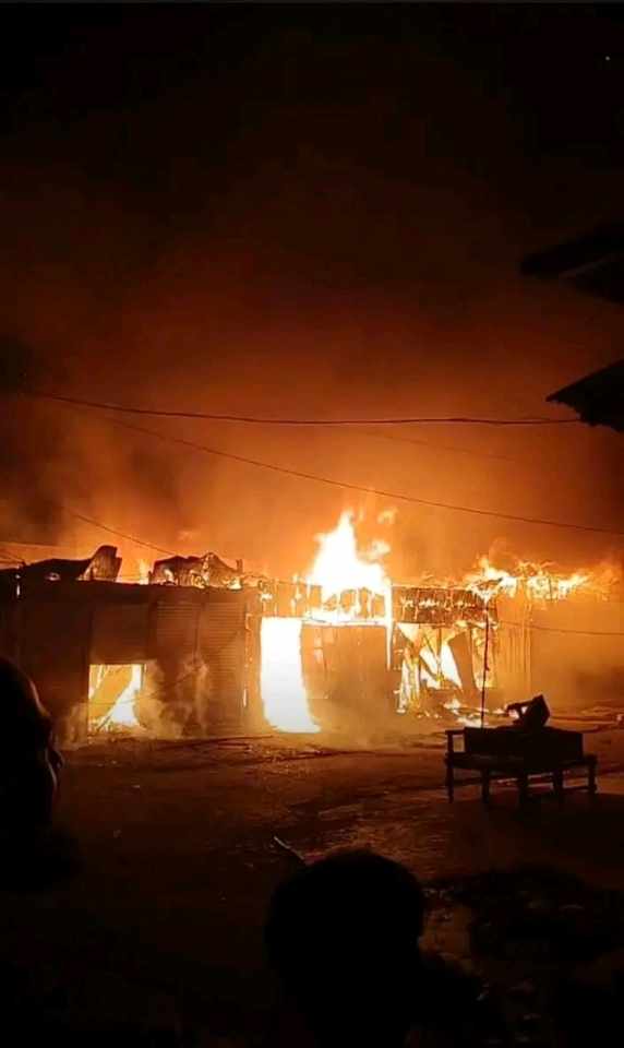 মনপুরার বাংলা বাজার গভীর রাতে আগুন লেগে ৭ দোকান পুড়ে ছাই