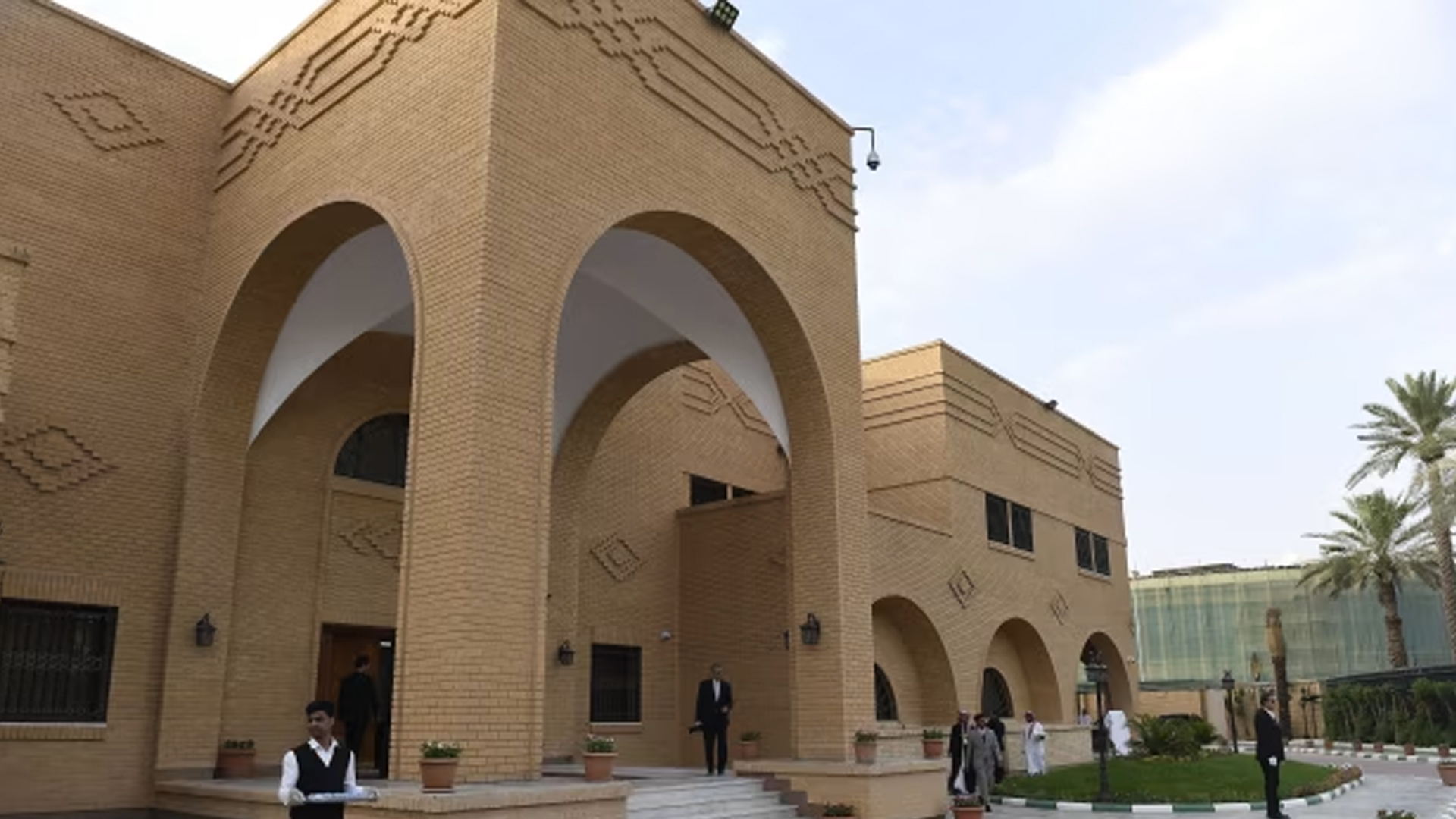 কড়া পদক্ষেপ সৌদির ইরানি দূতাবাস কর্মীদের ২৪ ঘণ্টার মধ্যে রিয়াদ ছাড়ার নির্দেশ