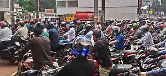 বৈধ কাগজপত্র-হেলমেট ছাড়া মিলবে না জ্বালানি তেল