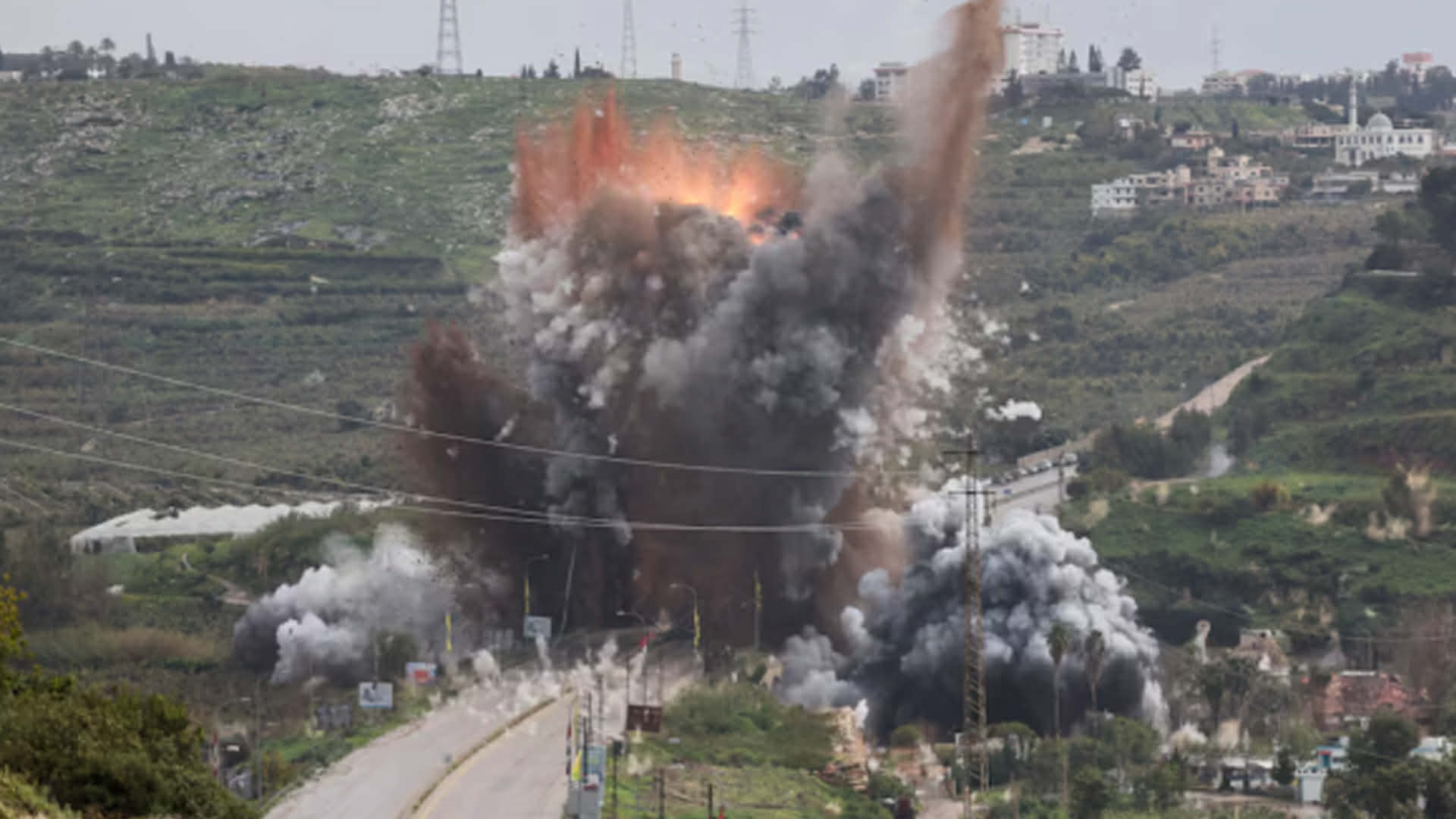 লেবাননের কাসমিয়া সেতু গুঁড়িয়ে দিলো ইসরাইল, মানবিক বিপর্যয়ের আশঙ্কা।