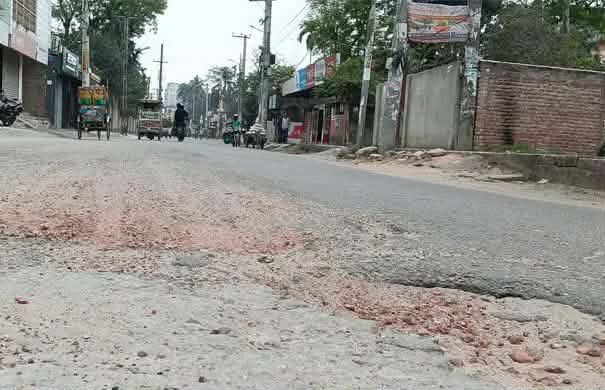 রাস্তায় ‘মরণফাঁদ’—রংপুরের প্রাণকেন্দ্র সাতমাথা সড়কের দায় কার?