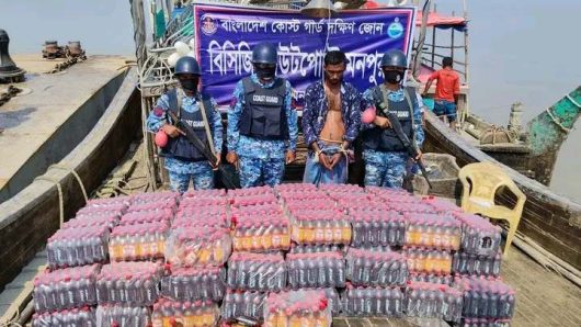 মনপুরা থেকে মিয়ানমারে পণ্য পাঁচার কালে সমুদ্রগামী একটি বোট আটক করছে কোস্টগার্ড