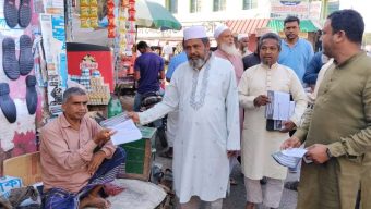 বোচাগঞ্জে গণভোট বাস্তবায়নের দাবিতে লিফলেট বিতরণ করেন ১১ দলীয় ঐক্য।