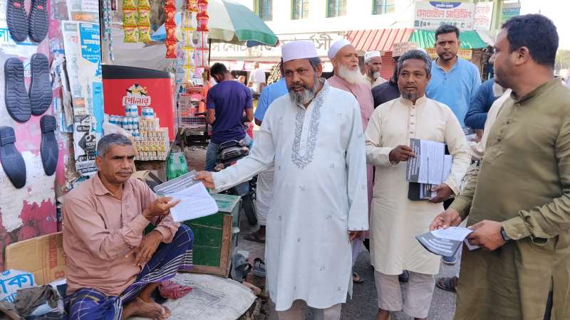 বোচাগঞ্জে গণভোট বাস্তবায়নের দাবিতে লিফলেট বিতরণ করেন ১১ দলীয় ঐক্য।