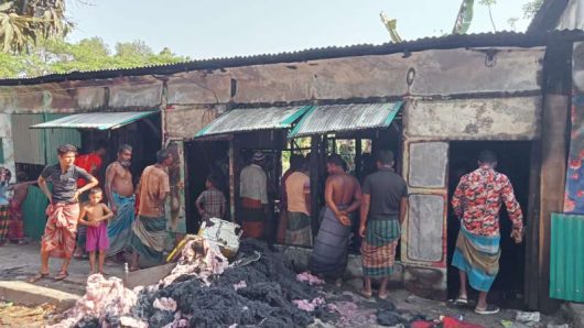 মনপুরার জনতা বাজারে ভয়াবহ অগ্নিকাণ্ড!তিন দোকান পুড়ে ছাই