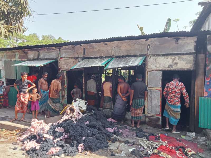 মনপুরার জনতা বাজারে ভয়াবহ অগ্নিকাণ্ড!তিন দোকান পুড়ে ছাই