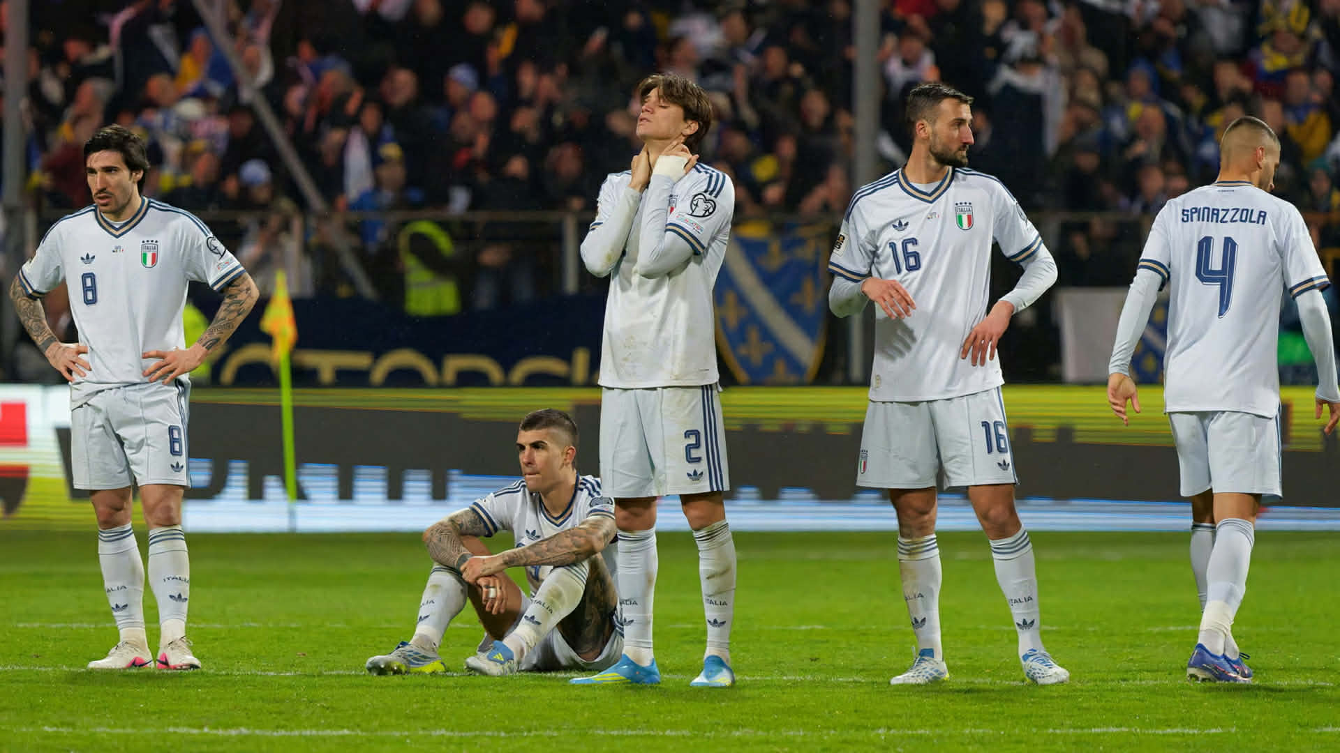 ইতালি থেকে কিউবা— বিশ্বকাপের মঞ্চে ফেরার দীর্ঘ অপেক্ষায় আছেন যারা  শেখ স্বপ্না শিমুঃ আবারও সেই হাহাকার, আবারও সেই গভীর বেদনার গল্প। যে দলটিকে ছাড়া একসময় বিশ্বকাপের মঞ্চ কল্পনাই করা যেত না, সেই ইতালি এখন যেন নিজেই এক ট্র্যাজেডির প্রতীক। টানা তৃতীয়বারের মতো বিশ্বকাপের মূল পর্বে জায়গা করে নিতে ব্যর্থ হয়েছে চারবারের বিশ্বচ্যাম্পিয়নরা।  ২০০৬ সালের বার্লিন জয়ের স্মৃতি যেন সেই সুদূর অতীতের গল্প। সময় গড়িয়ে গেছে দুই দশক। কিন্তু এই দীর্ঘ সময়ে বিশ্বকাপের মূল মঞ্চে ইতালির সাফল্য বলতে আছে মাত্র একটি জয়— যা তাদের পতনের গভীরতাকেই আরও স্পষ্ট করে তোলে। ফলে ২০৩০ সালের আগে বিশ্বকাপ নিয়ে নতুন করে স্বপ্ন দেখার কোনো সুযোগও নেই তাদের সামনে।    আচ্ছা, বিশ্বকাপ মানেই কি শুধু বড় দলগুলোর মঞ্চ? একসময় উত্তরটা ছিল ‘হ্যাঁ’। কিন্তু এখন গল্পটা বদলে গেছে। চারবারের বিশ্বচ্যাম্পিয়ন ইতালি টানা তিন বিশ্বকাপের মূল পর্বে জায়গা করে নিতে ব্যর্থ হয়েছে। এটা শুধু একটা দলের ব্যর্থতা নয়, বরং বিশ্ব ফুটবলের বদলে যাওয়ার একটা প্রতিচ্ছবি।    তবে ইতালি একা নয়। বিশ্ব ফুটবলের ইতিহাসে এমন অনেক দল আছে, যারা একসময় বিশ্বকাপে খেললেও এখন যেন হারিয়ে গেছে সময়ের স্রোতে।    ১৯৯০ সালের পর বিশ্বকাপের মূল পর্বে সুযোগ পায়নি সংযুক্ত আরব আমিরাত:  বিশ্বকাপের মঞ্চে যাদের উপস্থিতি এখন শুধুই এক দূর স্মৃতি। প্রথম এবং একমাত্র বিশ্বকাপ খেলেছিল ১৯৯০ সালে। সেই স্বপ্নময় যাত্রার পর কেটে গেছে দীর্ঘ সময়, কিন্তু বিশ্বকাপে আর ফেরা হয়নি।    ৪০ বছর ধরে বিশ্বকাপে নেই হাঙ্গেরি:  হাঙ্গেরির নামটা বোধহয় ফুটবলপ্রেমীদের কাছে খুব বেশি অপরিচিত হওয়ার কথা নয়। কারণ, একসময় ইউরোপের পরাশক্তি ছিল হাঙ্গেরি। দুবার রানার্সআপ এবং তিনবার কোয়ার্টার ফাইনাল খেলেছে তারা। কিন্তু ১৯৮৬ সালের পর থেকে আর বিশ্বকাপের মঞ্চে দেখা যায়নি দলটিকে। হিসেব করলে দেখা যায়, প্রায় ৪০ বছর ধরে তারা বিশ্বকাপের বাইরে রয়েছে।    ৪৪ বছর ধরে বিশ্বকাপে নেই এল সালভাদর:   মধ্য আমেরিকার ছোট্ট দেশ এল সালভাদর— বিশ্বকাপের ইতিহাসে যাদের উপস্থিতি খুবই সীমিত। বিশ্বমঞ্চে খেলেছে মাত্র দুবার— ১৯৭০ এবং ১৯৮২ সালে। এরপর থেকে আর বিশ্বকাপে জায়গা করে নিতে পারেনি দেশটি।     ৪৪ বছর ধরে বিশ্বমঞ্চে নেই কুয়েত:  মধ্যপ্রাচ্যের আরেক দেশ কুয়েত, বিশ্বকাপের ইতিহাসে যাদের গল্পটা সংক্ষিপ্ত হলেও স্মরণীয়। ১৯৮২ সালে একবারই বিশ্বকাপ খেলেছিল তারা। ওই আসরে গ্রুপ পর্ব থেকেই বিদায় নিয়েছিল দলটি। এরপর বহু বছর কেটে গেলেও আর কখনোই বিশ্বকাপের মঞ্চে ফেরা হয়নি কুয়েতের।  ৫৬ বছর ধরে অপেক্ষায় ইসরাইল:  ১৯৭০ সালে বিশ্বকাপে অংশ নিয়েছিল। এরপর দীর্ঘ ৫০ বছরের বেশি সময় ধরে তারা বিশ্বকাপ থেকে দূরে রয়েছে।    সবচেয়ে দীর্ঘ অপেক্ষাটা কিউবার:  সবচেয়ে দীর্ঘ অপেক্ষাটা কিউবার। ১৯৩৮ সালে কোয়ার্টার ফাইনাল খেলেছিল তারা— যা আজও তাদের সেরা সাফল্য। কিন্তু এরপর প্রায় এক শতাব্দী হতে চলেছে, বিশ্বকাপে আর দেখা যায়নি তাদের।