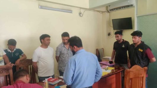 বোচাগঞ্জে সয়াবিন তেল বেশি দামে বিক্রি: ৩ প্রতিষ্ঠানকে জরিমানা।