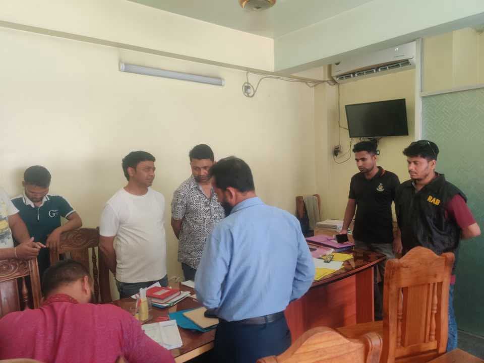বোচাগঞ্জে সয়াবিন তেল বেশি দামে বিক্রি: ৩ প্রতিষ্ঠানকে জরিমানা।